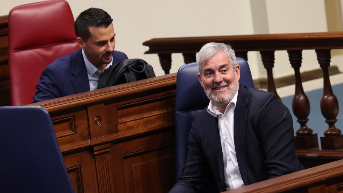 El presidente del Gobierno, Fernando Clavijo, en el pleno del Parlamento.