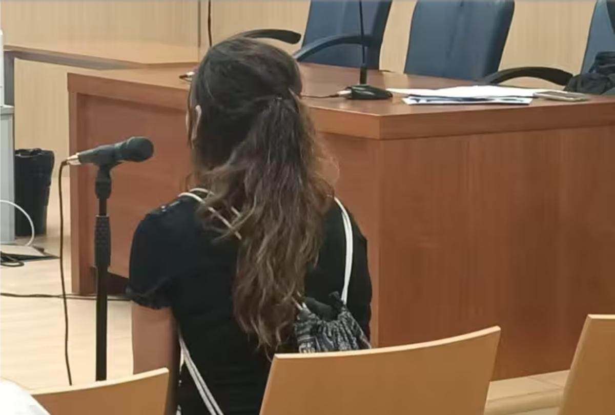 La ahora condenada, sentada en el banquillo, en la primera sesión del juicio.