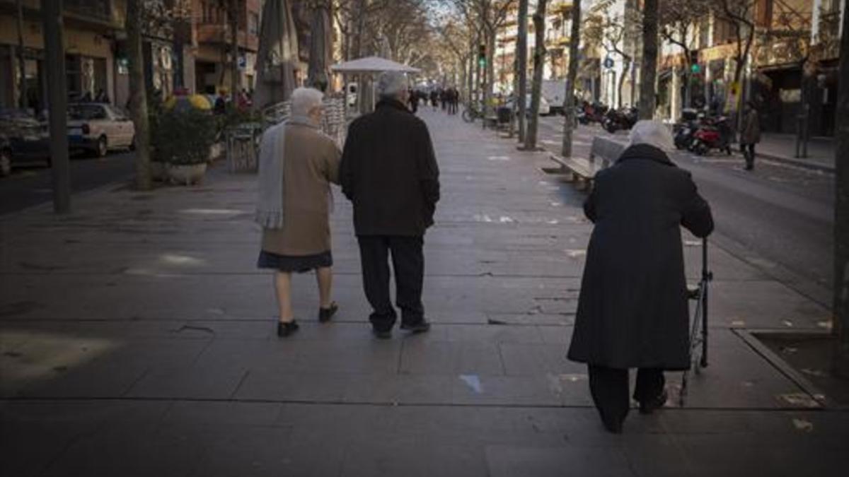 Unos ancianos pasean por la Rambla de Fabra i Puig de Barcelona.