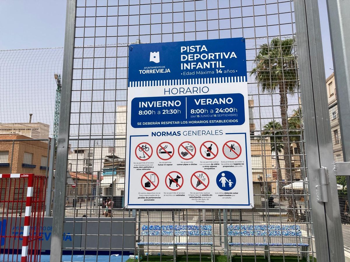Normas de us de la pista deportiva infantil de la plaza de Oriente de Torrevieja que tendrá un horario de 9 a 24 horas en verano