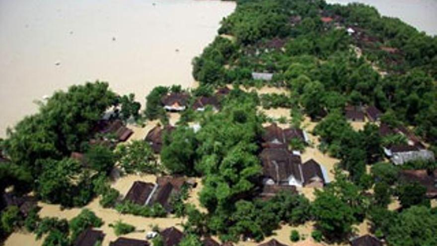 Un centenar de muertos y 50 desaparecidos por las inundaciones en Java