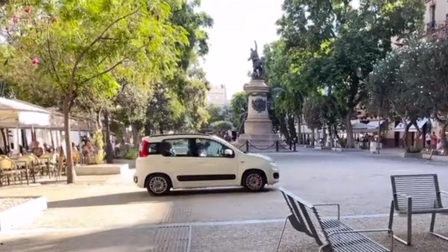 Un coche se cuela en una zona peatonal de Ibiza
