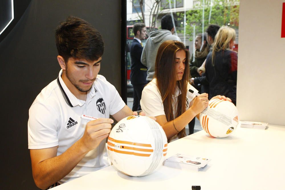 Carlos Soler desata la locura en la Megastore