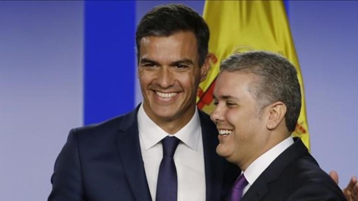 Pedro Sánchez abraza al presidente de Colombia, Iván Duque.