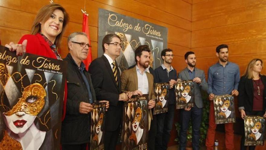 El concejal presentó ayer la programación del Carnaval acompañado de parte de la comisión organizadora.