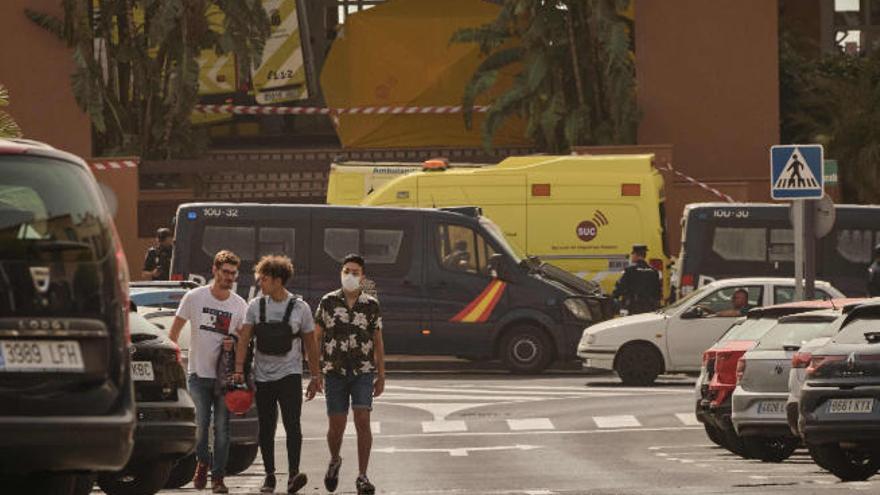 Exteriores del Hotel H10 de Adeje en el que se encuentran aislados cerca un de un millar de clientes y trabajadores.