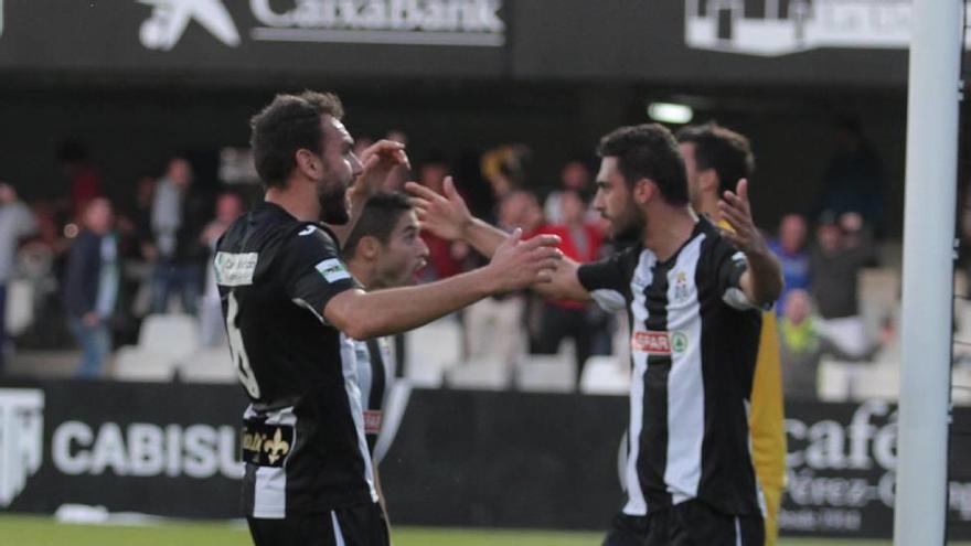 Arturo y Gonzalo Verdú celebran el gol contra el Murcia el pasado domingo.