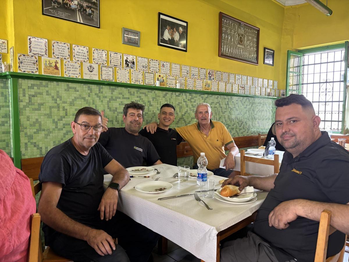 Por la izquierda, Félix González, Chus Sánchez, Brayan Hernández, Tomás Prieto y Luis Molina justo antes de comer.