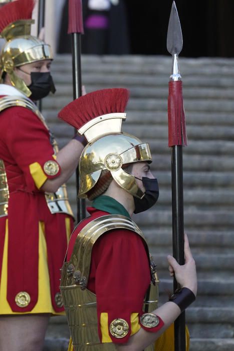 Girona viu el Divendres Sant amb l'acte de la Veneració de la Creu