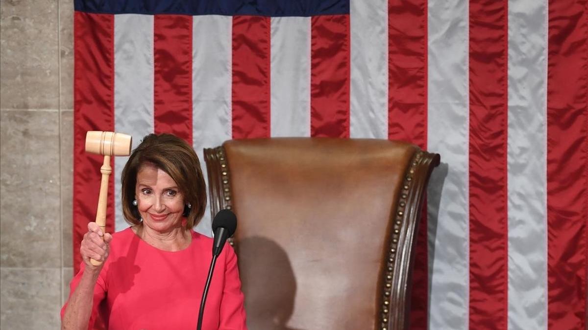 La nueva presidenta de la Cámara de Representantes de Estados Unidos, Nancy Pelosi, con el mazo durante la sesión de apertura del 116° Congreso en el Capitolio en Washington.