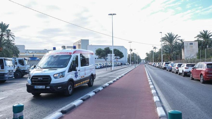 Movilidad estudia modificar el balizamiento del carril bici del Hospital General de Elche por las ambulancias