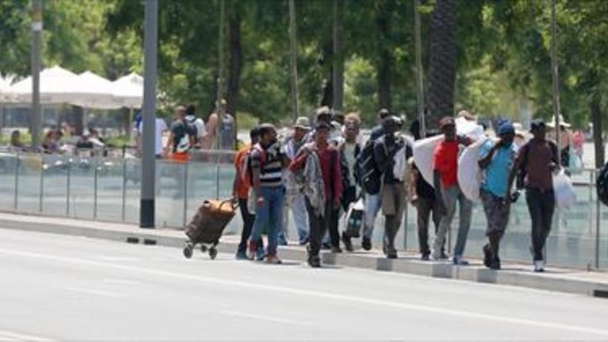 CONTROL Grupos de manteros vigilados por agentes de los Mossos en distintos espacios de Barcelona, el lunes pasado.