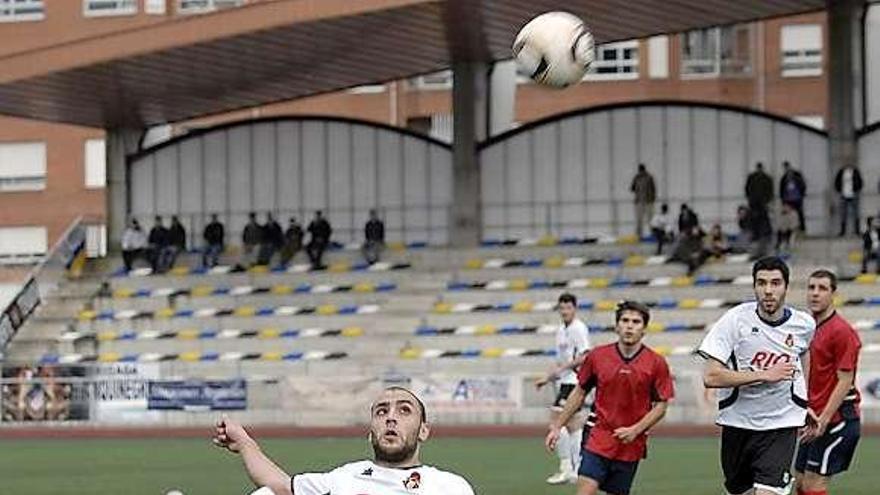 Pablo Acebal intenta controlar un balón en el partido ante el Cudillero.