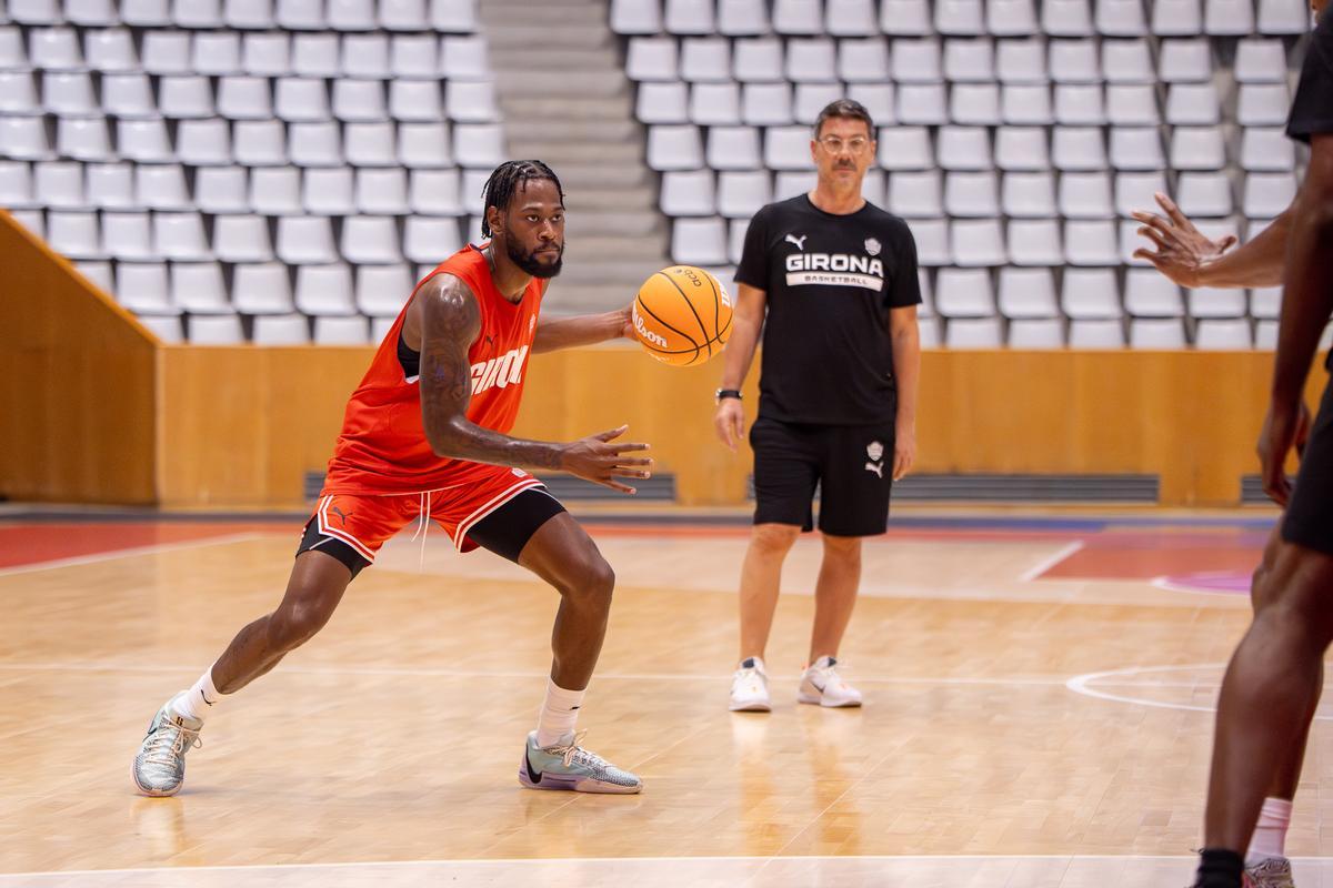 Fotis Katsikaris observa el trabajo de sus jugadores en su primera sesión de entrenamiento