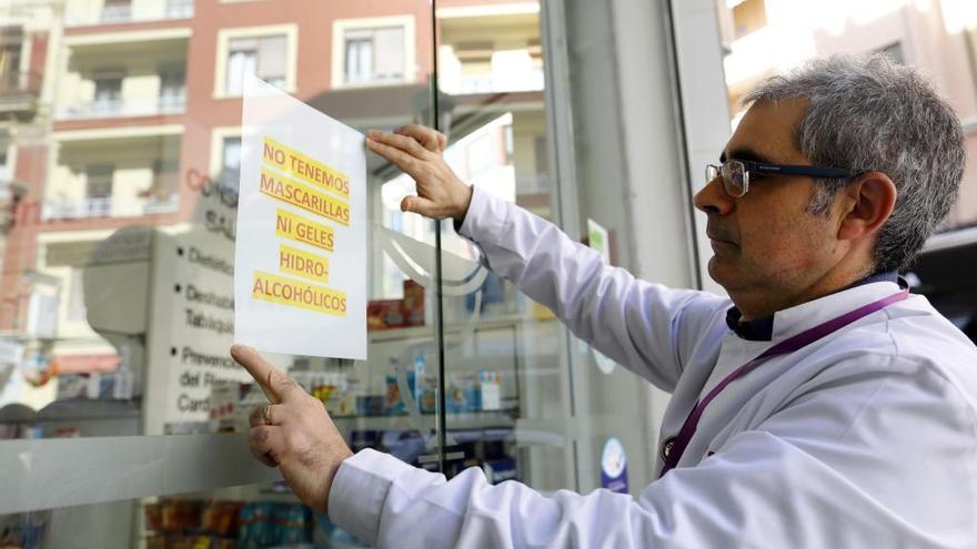Cartel en una farmacia valenciana informando del desabastecimiento de mascarillas.