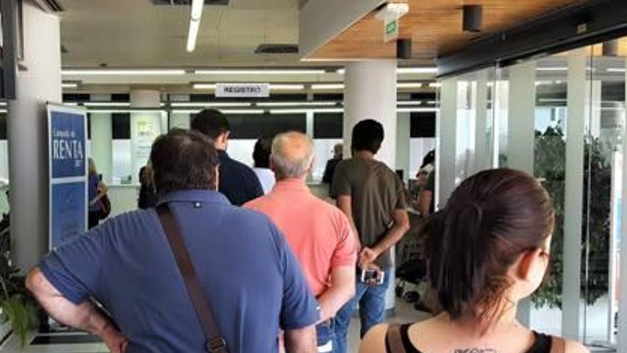 Personas esperando en la ventana de atención del Ayuntamiento