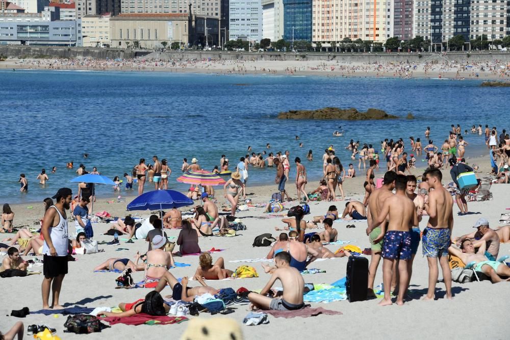 Los coruñeses disfrutan estos días de un verano anticipado con temperaturas que superan todos los registros de la serie histórica con valores más de 34 grados.