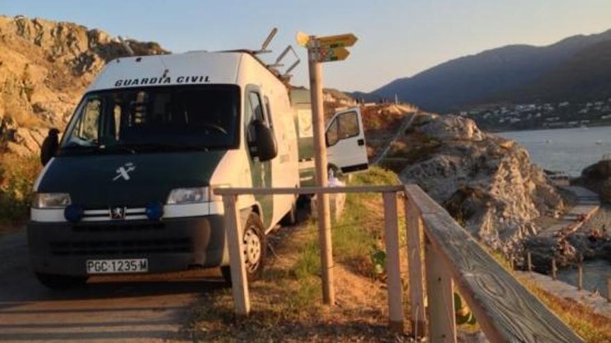 Una furgoneta de la Guàrdia Civil custodia la zona.