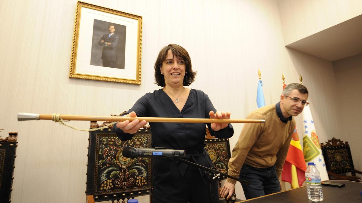 Paula Fernández Pena muestra el bastón de mando desde la mesa presidencial del salón de plenos.