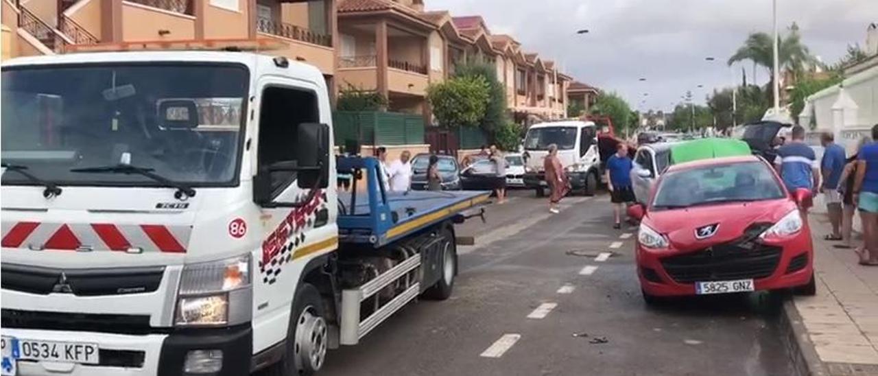 El caudal sube coches a las aceras en Gran Alacant