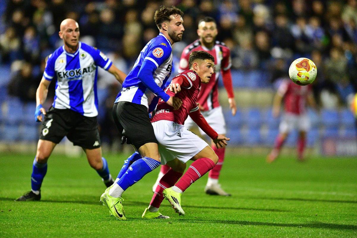 Kevin Sánchez protege un balón ante un rival