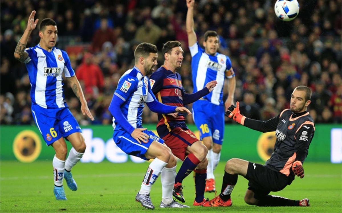 Pau López, en un derbi contra el Barcelona