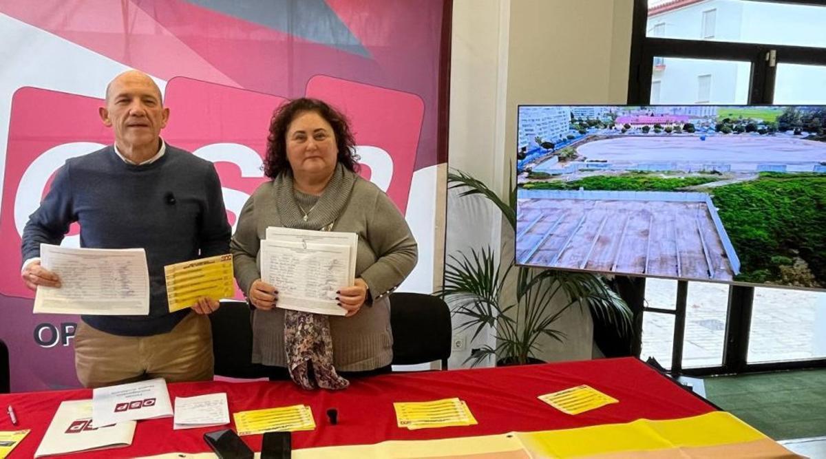 Concejales de OSP, ayer, con algunas de las rúbricas recogidas.