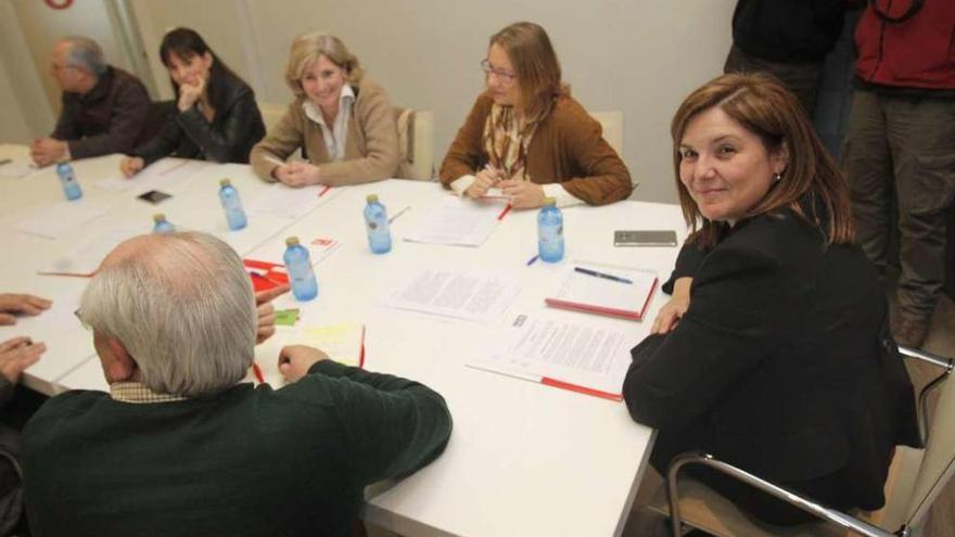 Pilar Cancela, a la derecha, con los miembros de la gestora, ayer en la sede del PSdeG. // Xoán Álvarez