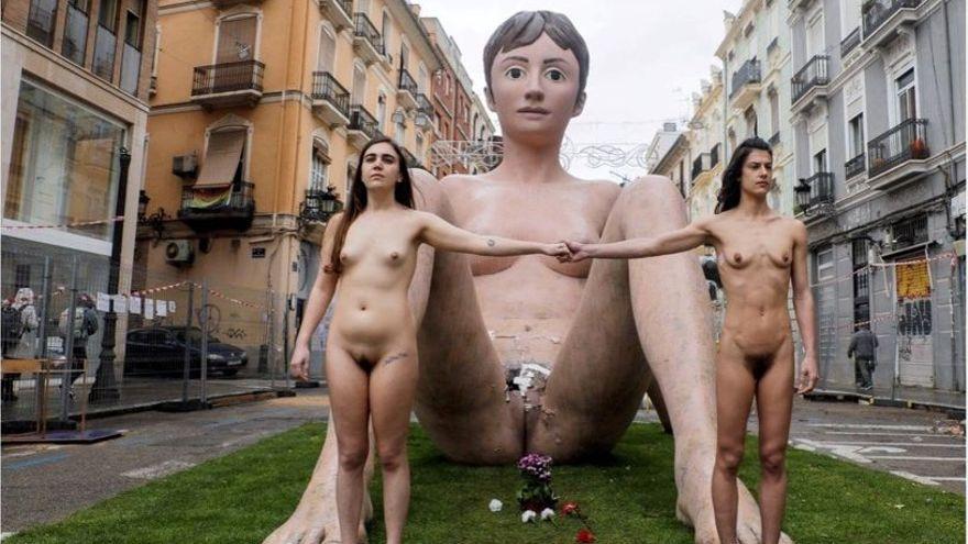 Dos mujeres se desnudan en protesta por la vandalización de la falla feminista de Lepanto-Guillem de Castro