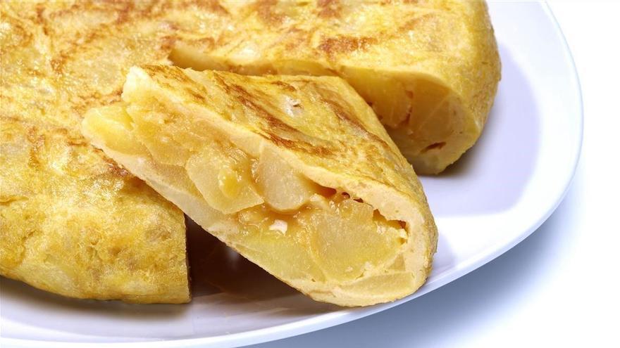 Betanzos, capital de la tortilla de patatas, tacha la cebolla de su receta