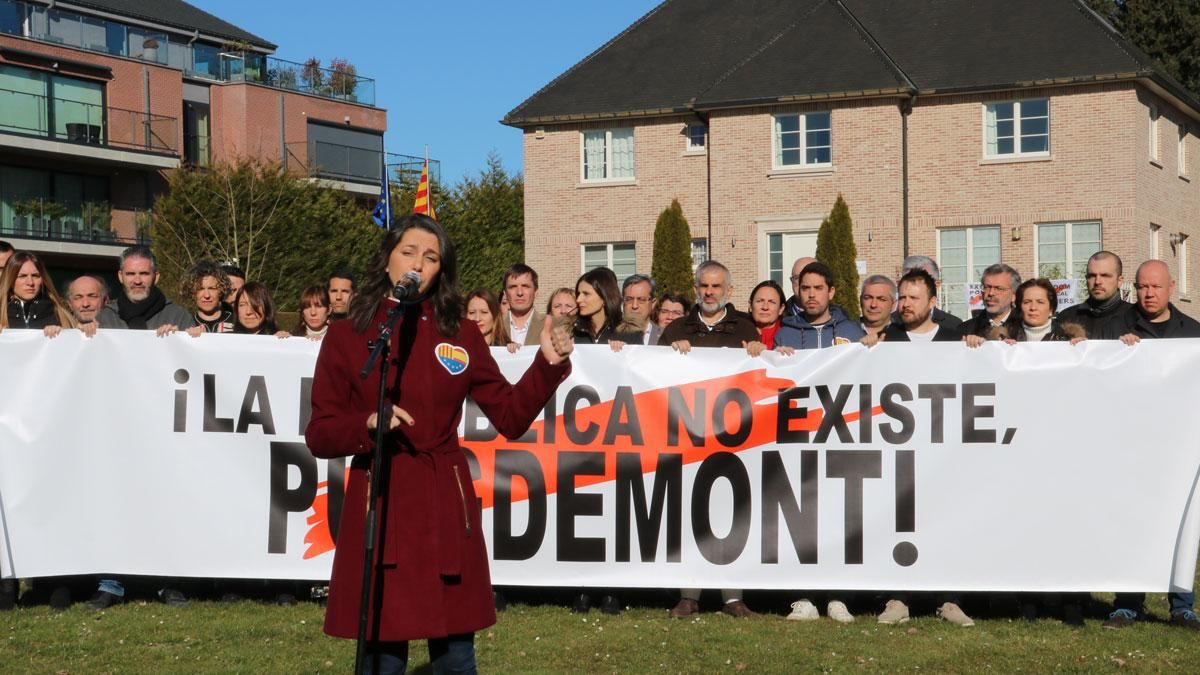 Inés Arrimadas, durante su discurso ante la casa de Carles Puigdemont en Waterloo (Bélgica).