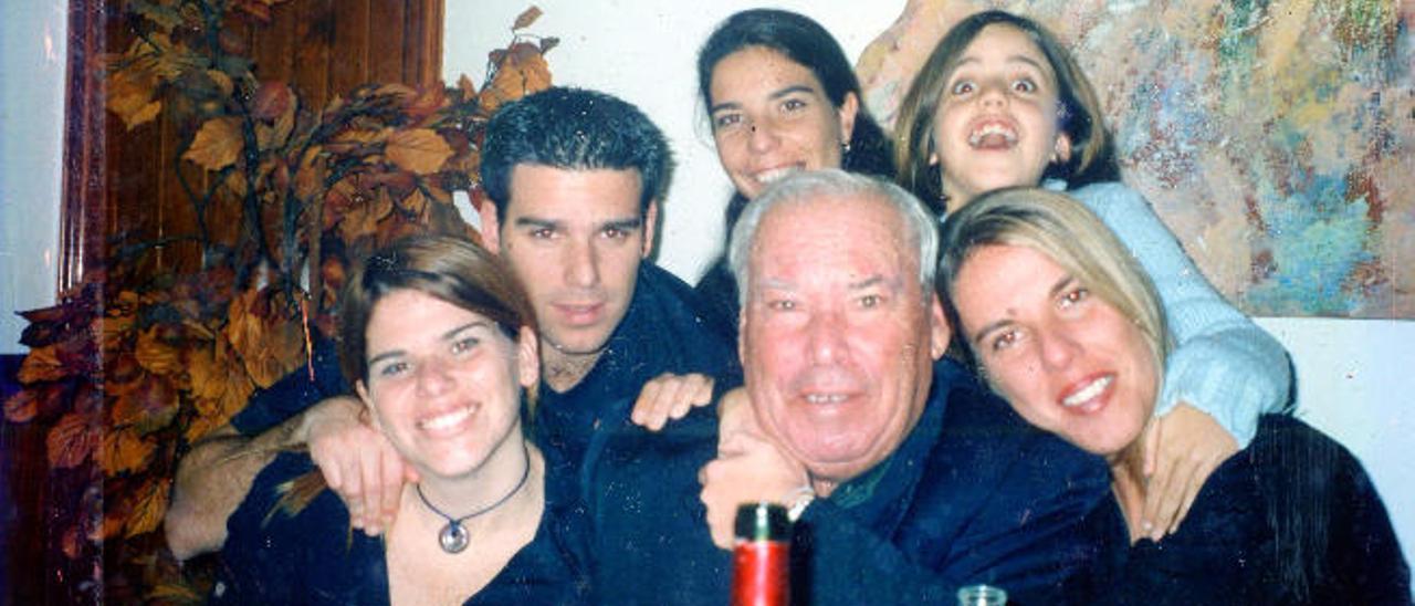 Recuerdos de familia: Agustín Reina junto a sus cuatro hijos y su primera nieta.