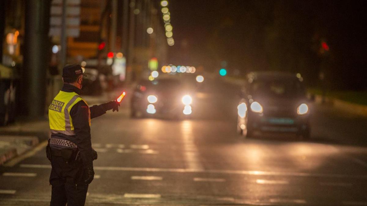 Un agente, en un control en Cartagena por este nuevo estado de alarma.