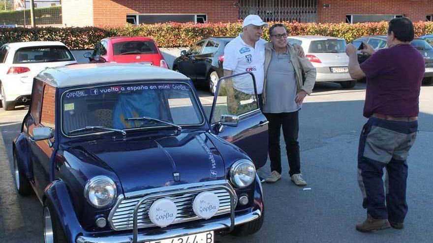 Zorita, con gorra, fotografiándose con amigos junto a su coche.