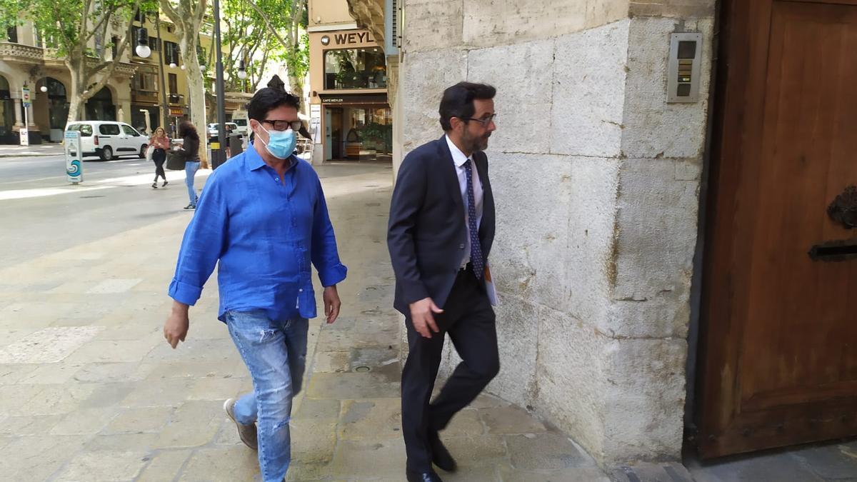 Salvatore Longobardi, a la izquierda, junto a su abogado hoy en la Audiencia de Palma