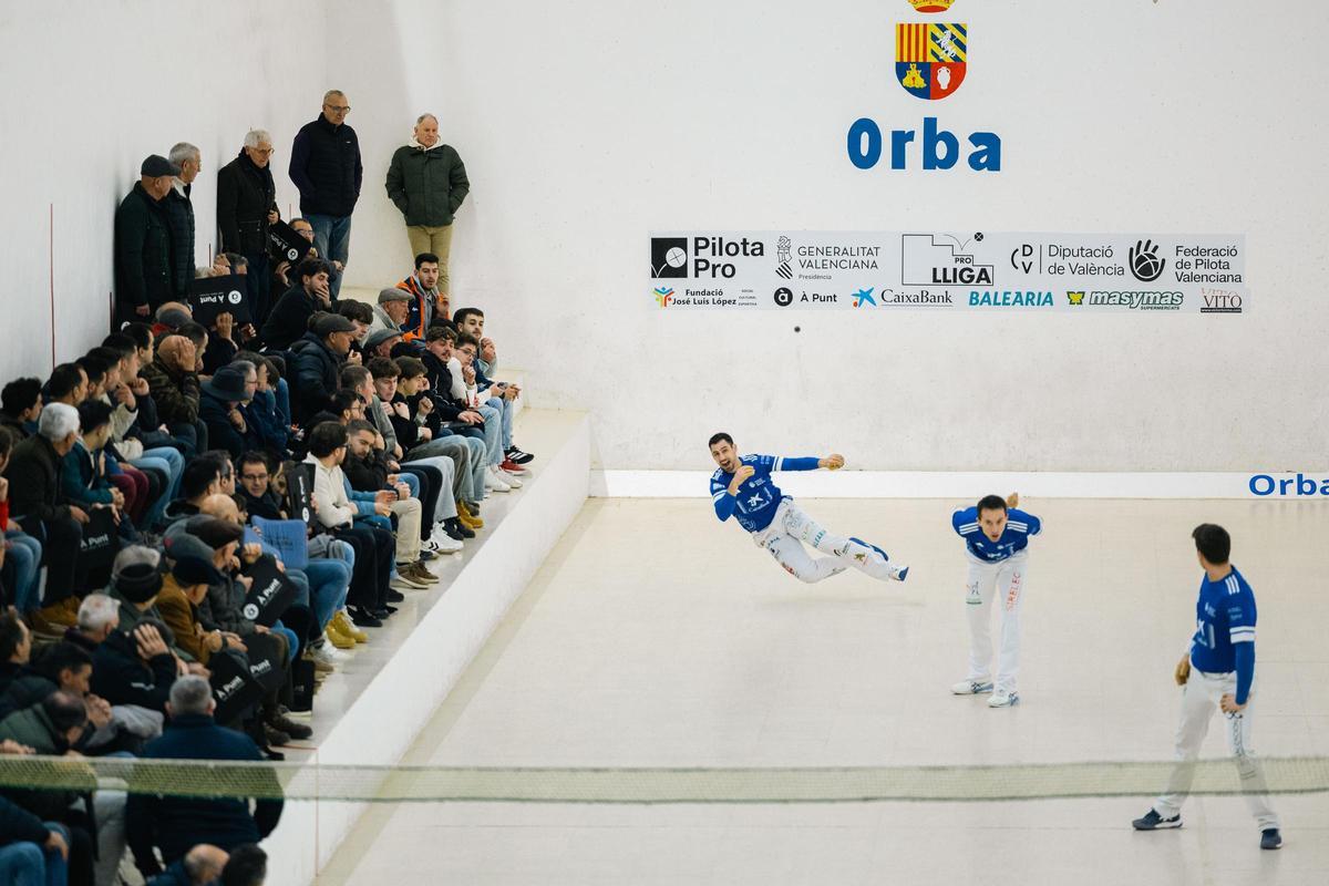 Giner, Héctor i Carlos al trinquet d'Orba.