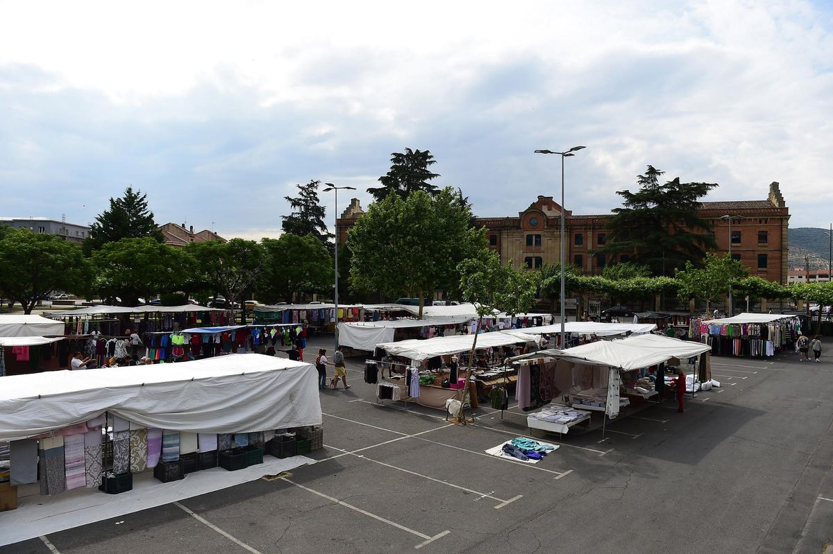 Puestos del mercadillo de Plasencia, en el parque de La Coronación.