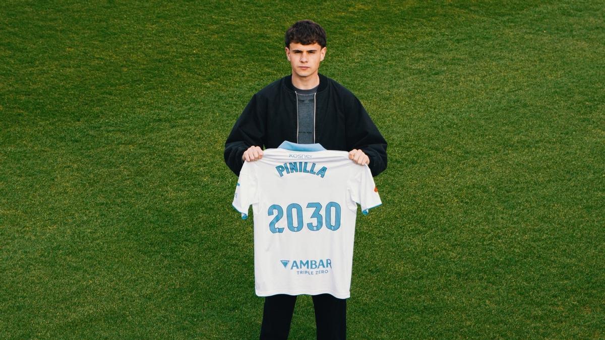 Hugo Pinilla, con la camiseta del Real Zaragoza con la duración de su nuevo contrato.