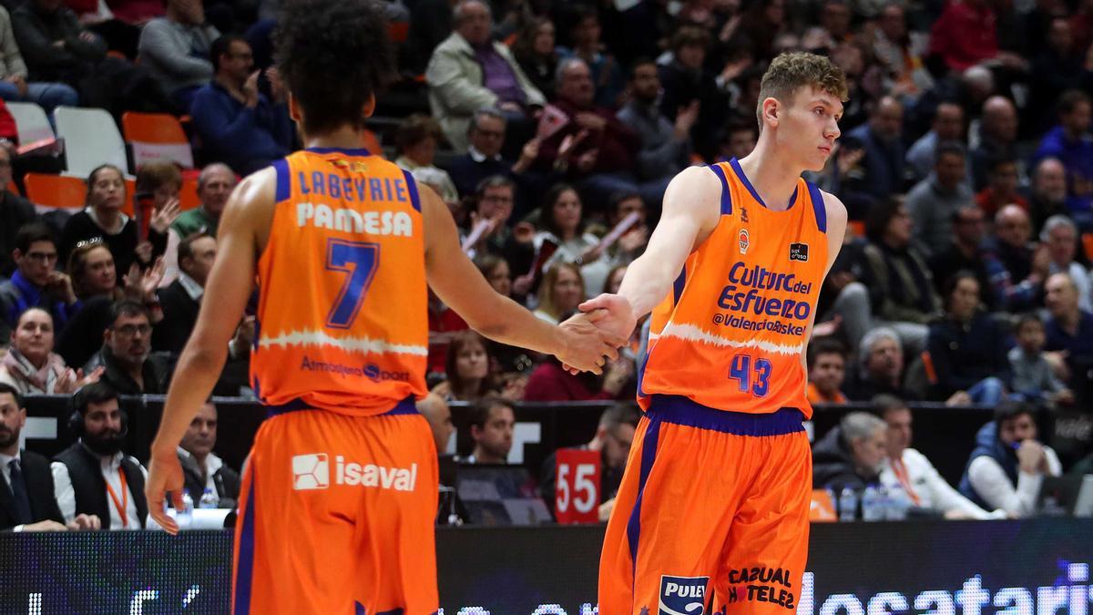 Tomas Pavelka entra a cancha en sustitución de Louis Labeyrie.