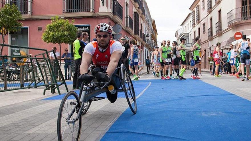 El joven de Villanueva del Rosario, preparado para iniciar una prueba en su bicicleta de carrera adaptada.