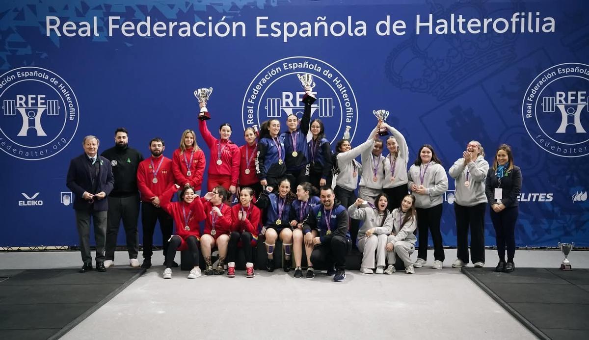 El Valencia CH, con Alicia Munuera a la cabeza, en el segundo escalón del podio.