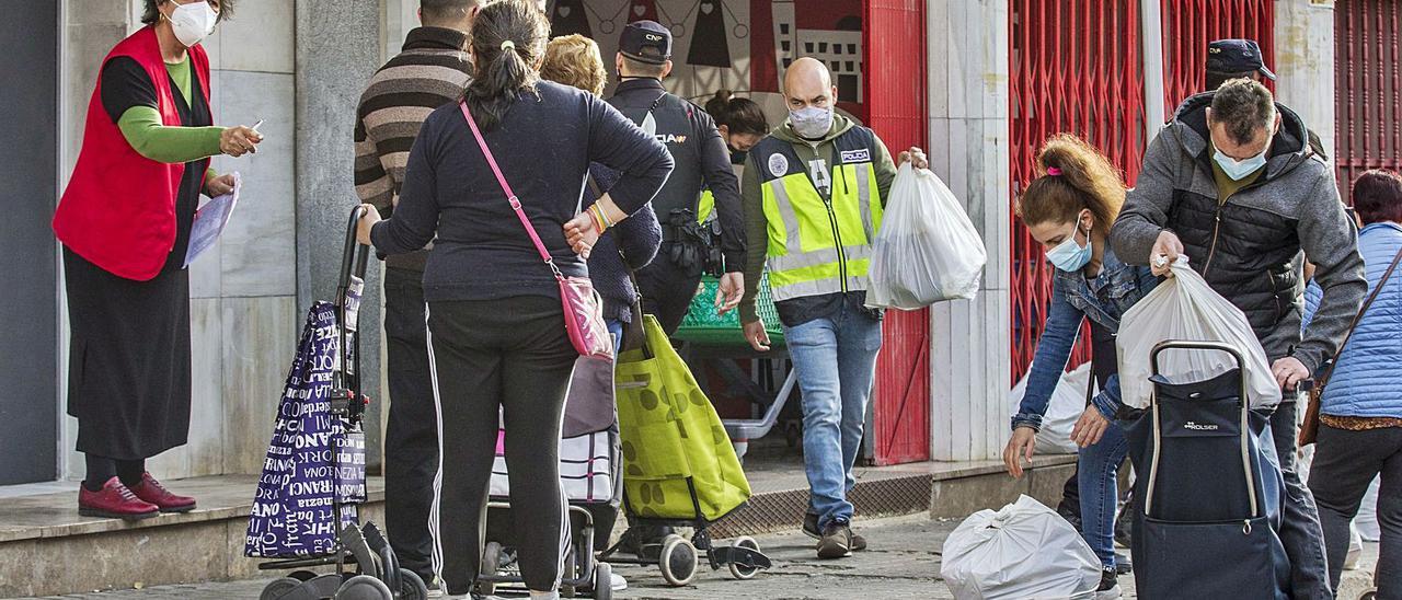 Reparto de comida en una despensa solidaria de Alicante, en una imagen de archivo.