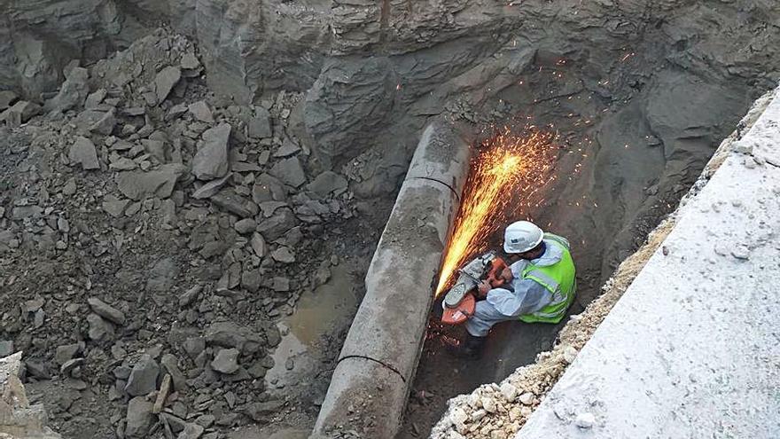 Operario trabajando en la red de colectores de la zona