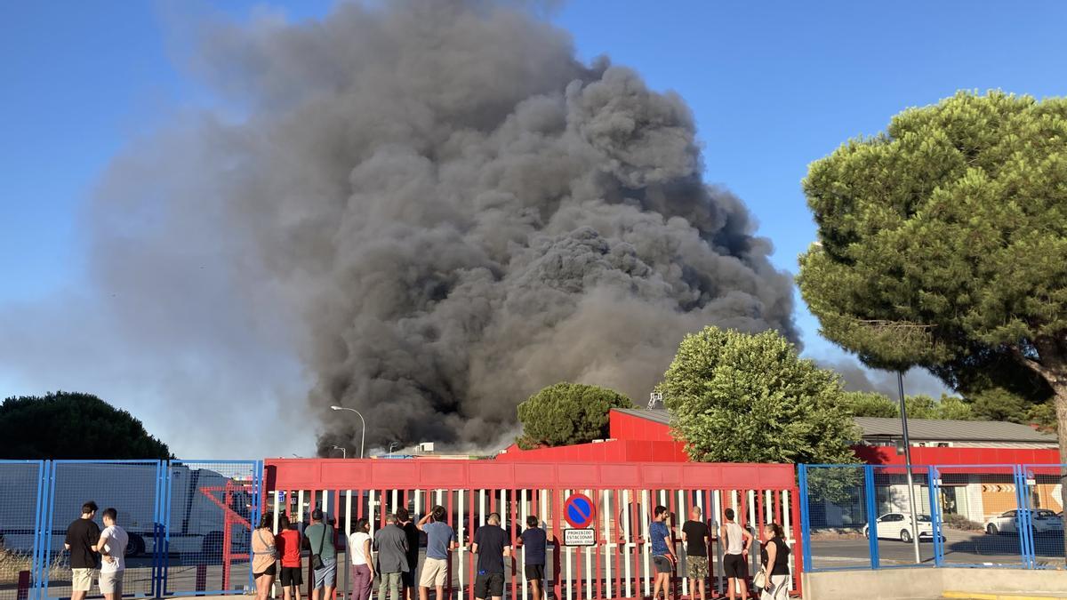 Los bomberos controlan el incendio originado en una nave de frutas de Mercamadrid.