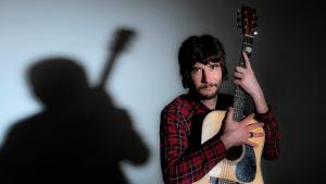 Joan Masdéu interpreta ’Tots els miralls’, del seu nou disc, ’Innocents’.