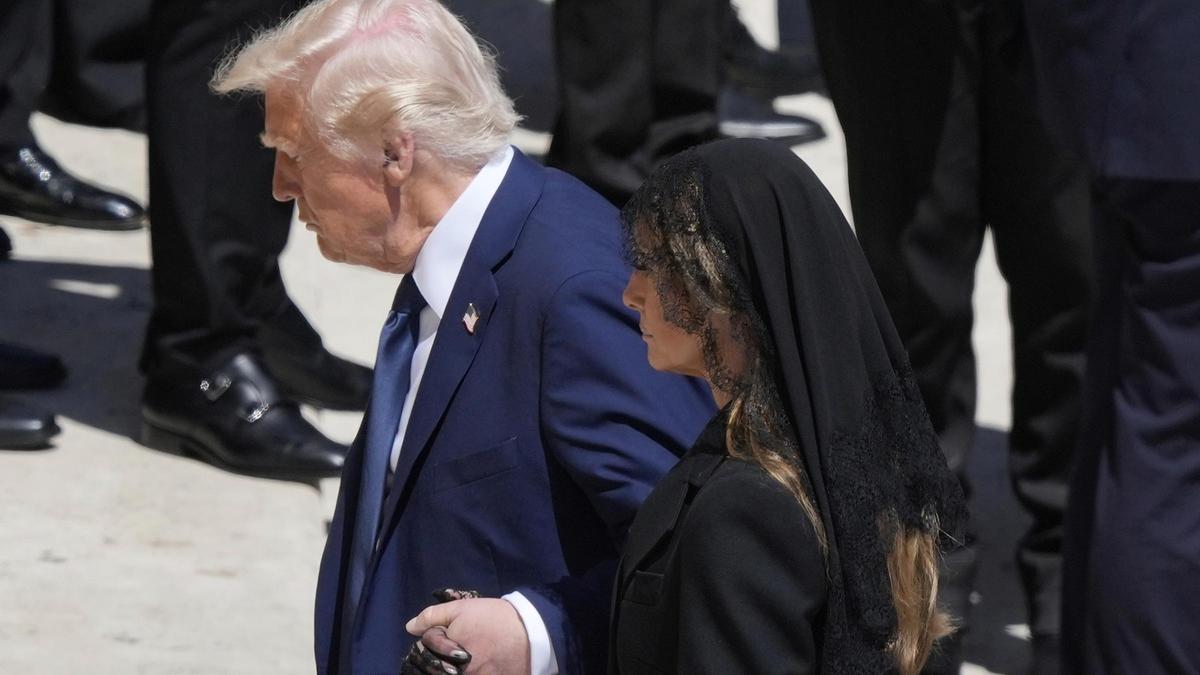 Donald Trump y su esposa Melania en el funeral del papa Francisco.