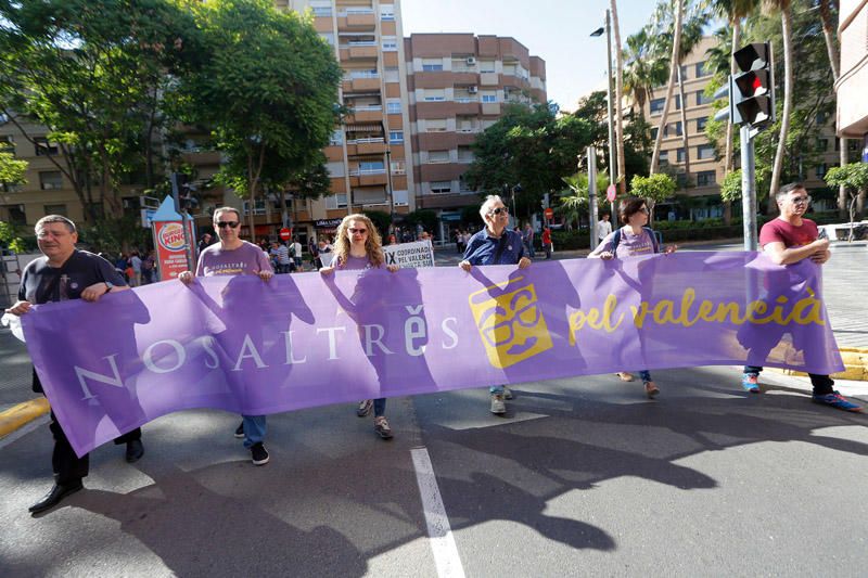 La 'festa del valencià' toma las calles de Torrent