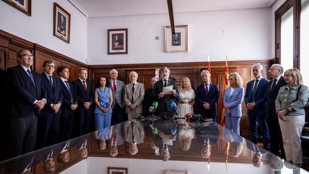 En el centro de la imagen, el presidente del Tribunal Superior de Justicia de Aragón, Juan José Carbonero, durante la lectura de la declaración institucional.