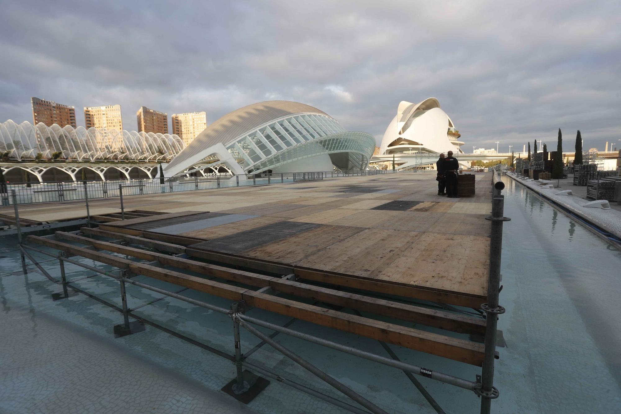 Montaje en la nueva ubicación de la meta de Maratón Valencia Trinidad Alfonso