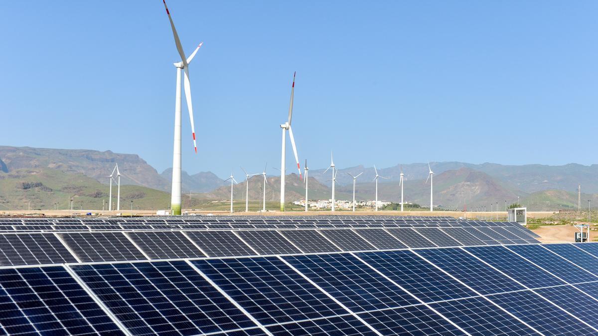 Planta fotovoltaica ubicada en el Sureste de Gran Canaria y aerogeneradores al fondo.